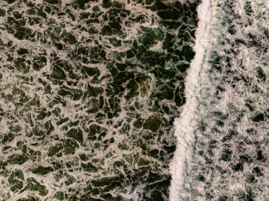 Kumlu sahile vuran dalgalarla en tepedeki sahile Yazın deniz manzaralı güzel dalgalar