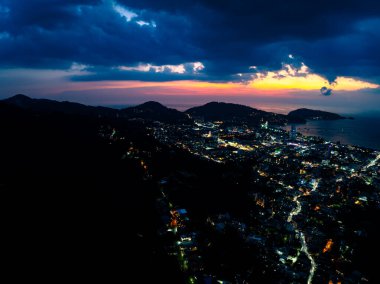 Drone görüntüsü rengarenk bulutlar dağların üzerinde gün doğumu gökyüzü manzara doğa manzarası