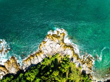 Tayland 'ın Phuket Adası' nda yaz mevsiminde havadan manzaralı deniz manzaralı.