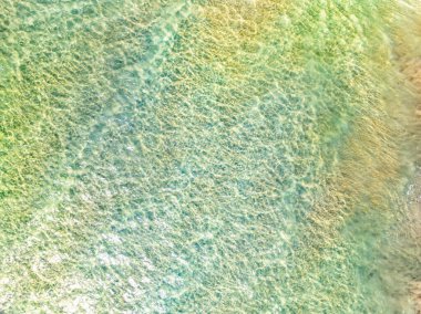 Yaz mevsiminde güzel bir deniz yüzeyi. İnsansız hava aracı.