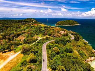 Tayland 'ın Phuket Adası' nda yaz mevsiminde havadan manzaralı deniz manzaralı.