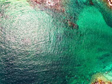 Yaz mevsiminde güzel bir deniz yüzeyi. İnsansız hava aracı.