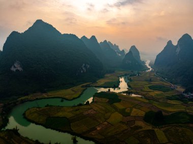 Manzara dağlarının insansız hava görüntüsü gündoğumunda ya da günbatımında Kuzey Vietnam 'ın kırsal kesiminin yüksek açılı görüntüsü.