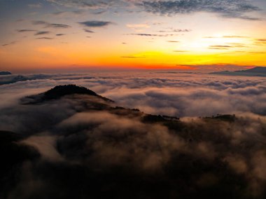 Manzara dağlarının insansız hava görüntüsü gündoğumunda ya da günbatımında Kuzey Vietnam 'ın kırsal kesiminin yüksek açılı görüntüsü.