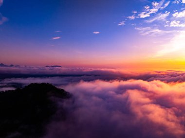 Manzara dağlarının insansız hava görüntüsü gündoğumunda ya da günbatımında Kuzey Vietnam 'ın kırsal kesiminin yüksek açılı görüntüsü.