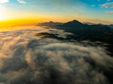 Manzara dağlarının insansız hava görüntüsü gündoğumunda ya da günbatımında Kuzey Vietnam 'ın kırsal kesiminin yüksek açılı görüntüsü.