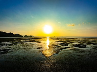 Hava manzaralı günbatımı gökyüzü, doğa güzel gün batımı ya da deniz üzerinde gün doğumu, çarpıcı dramatik günbatımı manzarası Gökyüzü inanılmaz bulutlar ve günbatımı dalgaları ile doğa ışığı arka planı