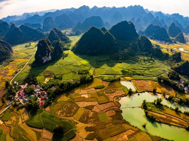Manzara dağlarının insansız hava görüntüsü gündoğumunda ya da günbatımında Kuzey Vietnam 'ın kırsal kesiminin yüksek açılı görüntüsü.