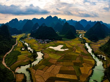 Manzara dağlarının insansız hava görüntüsü gündoğumunda ya da günbatımında Kuzey Vietnam 'ın kırsal kesiminin yüksek açılı görüntüsü.