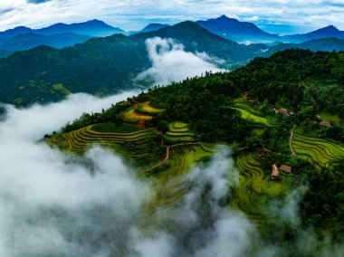 Manzara dağlarının insansız hava görüntüsü gündoğumunda ya da günbatımında Kuzey Vietnam 'ın kırsal kesiminin yüksek açılı görüntüsü.