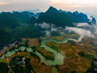 Manzara dağlarının insansız hava görüntüsü gündoğumunda ya da günbatımında Kuzey Vietnam 'ın kırsal kesiminin yüksek açılı görüntüsü.