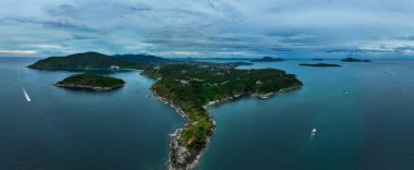 Günbatımında ya da gündoğumunda gökyüzü arka planında hava manzarası doğa görüntüsü
