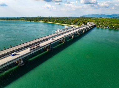 Sarasin Köprüsü karayolu taşımacılığı kavramının hava görüntüsü Phang Nga ve Phuket adası Tayland arasında köprü iş ve ulaşım alanında en önemli olanıdır.