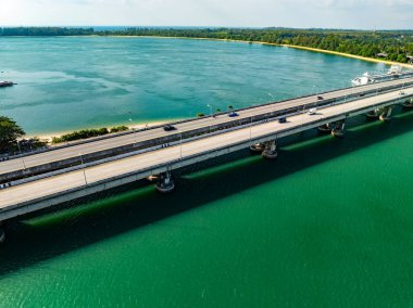 Sarasin Köprüsü karayolu taşımacılığı kavramının hava görüntüsü Phang Nga ve Phuket adası Tayland arasında köprü iş ve ulaşım alanında en önemli olanıdır.