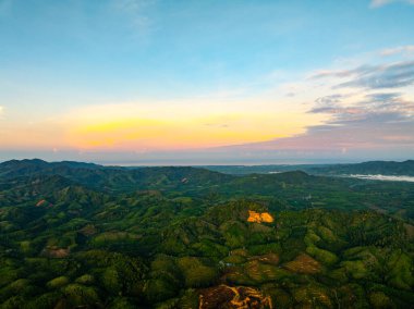 Güzel gün batımı ya da gün doğumu bulutları arka plan, gökyüzü bileşimi, inanılmaz doğal bulutlar gökyüzü arka plan