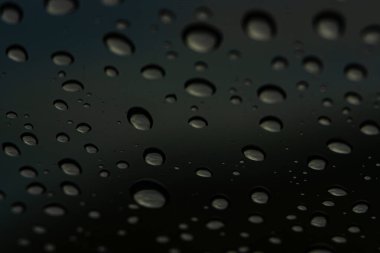 Siyah arkaplanda su damlaları