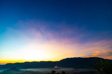 Güzel gün batımı ya da gün doğumu bulutları arka plan, gökyüzü bileşimi, inanılmaz doğal bulutlar gökyüzü arka plan