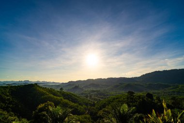 Güzel gün batımı ya da gün doğumu bulutları arka plan, gökyüzü bileşimi, inanılmaz doğal bulutlar gökyüzü arka plan