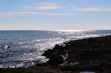 Orilla de roca en el Mar Mediterrneo