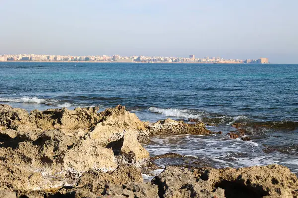 Playa de rocas en el mar Mediterrneo, Cala Ferris, Torrevieja, Alicante, Espaa