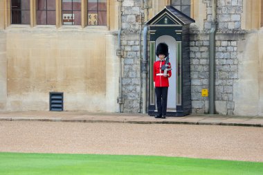İngiliz Kraliyet Muhafızları 'nın Windsor Kalesi' nde kırmızı üniforma ve ayı postu şapkası giymesi İngiliz kraliyet ailesinin simgesi ve Londra 'da bir turizm simgesidir.