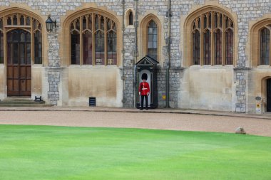 İngiliz Kraliyet Muhafızları 'nın Windsor Kalesi' nde kırmızı üniforma ve ayı postu şapkası giymesi İngiliz kraliyet ailesinin simgesi ve Londra 'da bir turizm simgesidir.