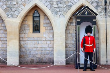 İngiliz Kraliyet Muhafızları 'nın Windsor Kalesi' nde kırmızı üniforma ve ayı postu şapkası giymesi İngiliz kraliyet ailesinin simgesi ve Londra 'da bir turizm simgesidir.