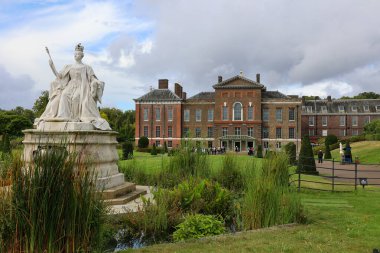 Kraliçe Victoria 'nın heykeli Kensington Sarayı yakınlarında duruyor, Londra, İngiltere