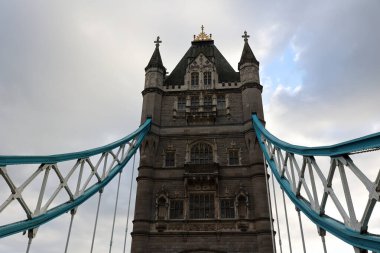 Tower Bridge, 1886 ve 1894 yılları arasında Londra Kulesi yakınlarındaki Thames Nehri 'ni geçen ve şehrin sembollerinden biri haline gelen bir asma köprü..