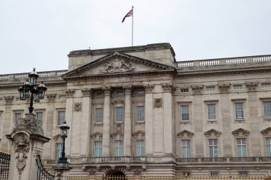 Buckingham Sarayı, Londra 'daki İngiliz hükümdarının resmi ikametgahıdır..