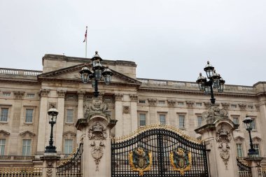Buckingham Sarayı, Londra 'daki İngiliz hükümdarının resmi ikametgahıdır..