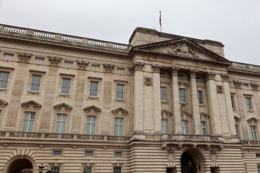 Buckingham Sarayı, Londra 'daki İngiliz hükümdarının resmi ikametgahıdır..