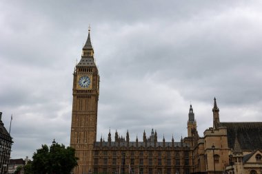 Westminster Sarayı, Parlamento Sarayı, Birleşik Krallık Parlamentosu 'nun (Lordlar Kamarası ve Avam Kamarası) iki sarayına ev sahipliği yapar. Londra.