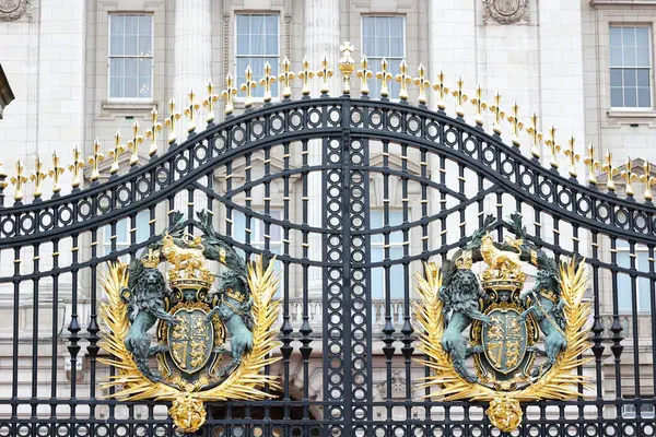 Buckingham Sarayı, Londra 'daki İngiliz hükümdarının resmi ikametgahıdır..