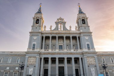 Kutsal Metropolitan Katedrali Aziz Mary Kilisesi, Almudena Kraliyet Kilisesi, kısaca Almudena Katedrali, Madrid, İspanya