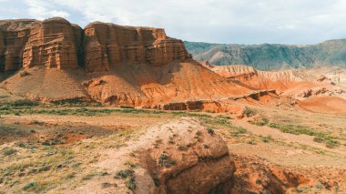 Issyk-Kul bölgesinde kızıl dağ kayası olan Mars Kanyonu 'nun havadan görünüşü