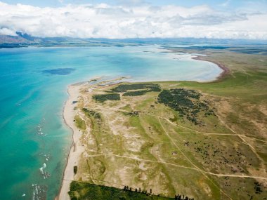 Kırgızistan 'daki Issyk Kul Gölü' nün hava manzarası