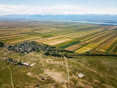 Kırgızistan 'daki Issyk Kul Gölü' nün hava manzarası