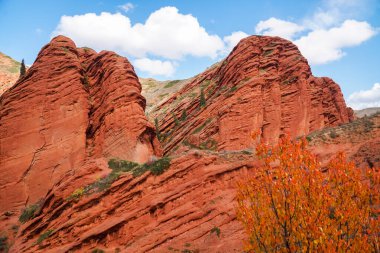 Jeti-Oguz geçidinde kırmızı-kahverengi kayalıklara yakın çekim