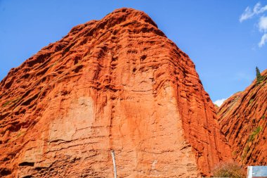 Jeti-Oguz geçidinde kırmızı-kahverengi kayalıklara yakın çekim