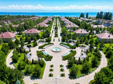 Issyk Kul Gölü 'ndeki tatil yerlerinin havadan görüntüsü