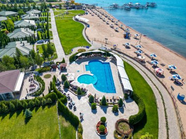 Güzel turkuaz suyu olan bir tatil köyü manzarası.