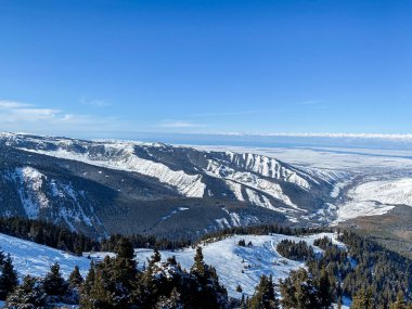 Dağları kar hava görünümünü şapkalı