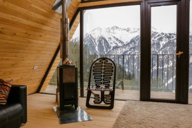 Dağlık bölgede ahşaptan yapılmış Chalet kulübeleri.
