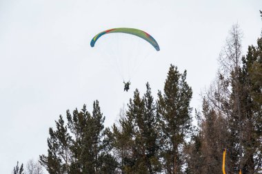 Karakol, Kırgızistan - 21 Ocak 2024: Kış boyunca insanların paraşütle atlama görüntüsü
