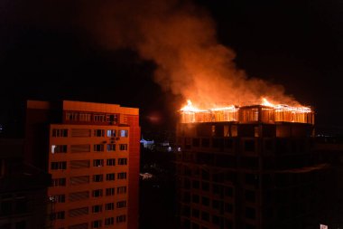 Gece yarısı bina çatısını yıkan yangının görüntüsü