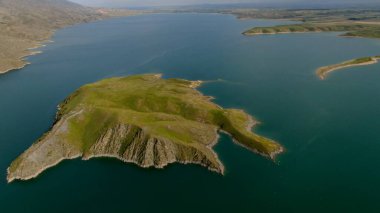 Gölün ortasındaki ıssız adanın havadan görünüşü