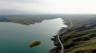 Dağ ile tatlı su dolu bir su deposunun havadan görüntüsü.
