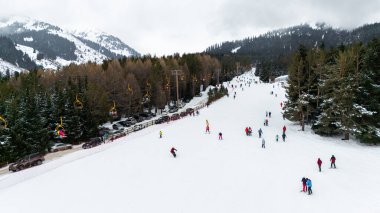 Karakol, Kırgızistan - 21 Ocak 2024: Kayakçıların ve teleferiğin tatil beldesinde havadan görünüşü
