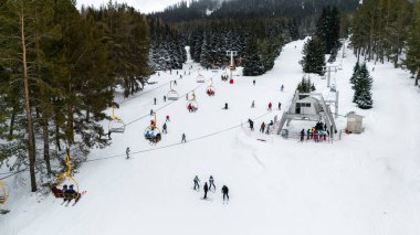 Karakol, Kırgızistan - 21 Ocak 2024: Kayakçıların ve teleferiğin tatil beldesinde havadan görünüşü